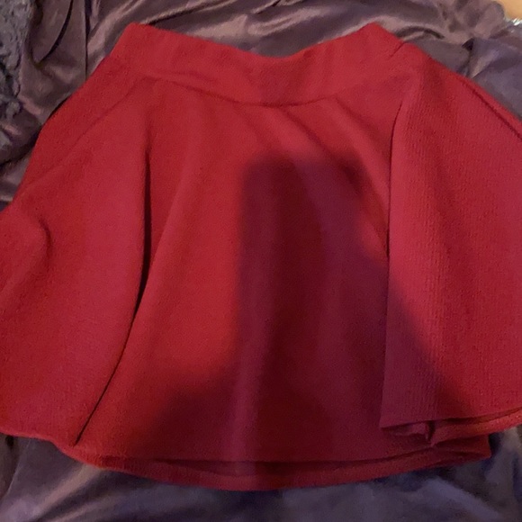 Burgundy Pleated mini skirt - Picture 2 of 2